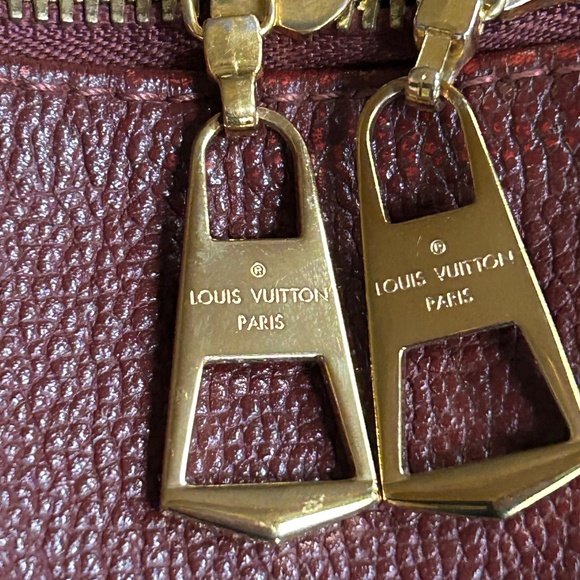 FULL INCLUSION 🔥🔥Stunning Louis Vuitton V tote  in monogram/Merlot - Picture 7 of 15